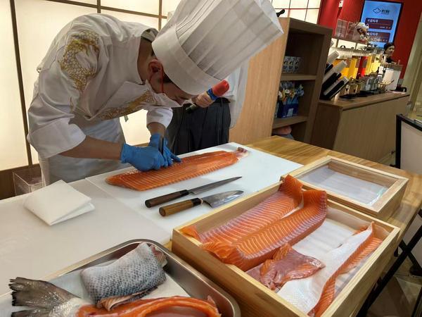 道 海底捞旗下首家寿司店亮相杭州PG电子麻将胡了模拟器跨界寿司赛(图2)